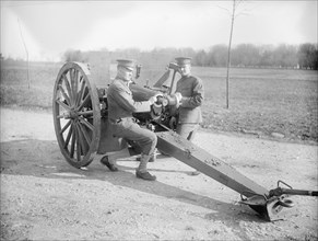 Soldiers loading an artillery shell ca.  between 1910 and 1920