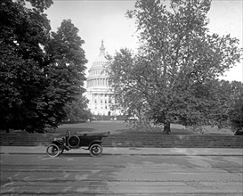 Automobile parked in front of the U.S. Capitol, [Washington, D.C.] ca.  between 1910 and 1925