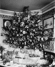 Early 20th century Christmas tree ca.  between 1910 and 1935