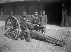 Soldiers with artillery ca.  between 1910 and 1920