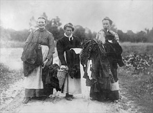 Belgian women refugees fleeing from Ostend. ca.  between 1910 and 1920