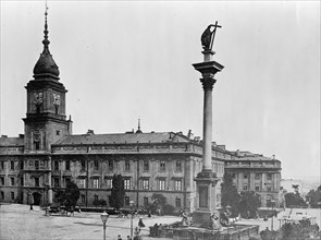 Warsaw Poland. Old Royal Palace and monument to King Sigismund ca.  between 1910 and 1926