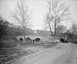 Ford Motor Company, Lincoln at Burnside bridge [near Antietam, Maryland] ca.  between 1910 and 1926