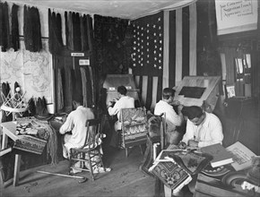 Library war service Reconstruction Section, Walter Reed Hospital, soldiers weaving ca.  between 1910 and 1920