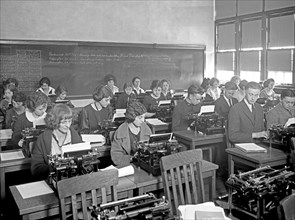 Eastern High School, students in typing class, [Washington, D.C.] ca.  between 1910 and 1920