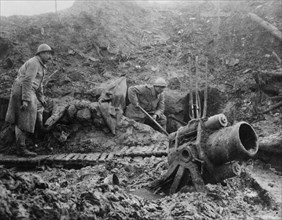 Two soldiers and a formidable weapon (a mortar?) in trench warfare ca.  between 1916 and 1918