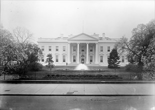 Front view of the White House ca. between 1909 and 1920