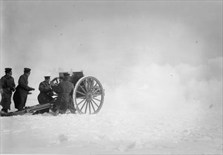 Soldiers shooting artillery Fort Myer, Va. ca. between 1909 and 1919