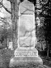 Confederate monument in Woodbridge ca. between 1909 and 1919