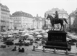 Statue overlooking the market place in Vienna, Austria ca. between 1909 and 1919