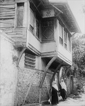 Women in a Turkish street scene ca. between 1909 and 1919