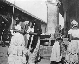 Customers at a market in Granada, Nicaragua ca. between 1909 and 1919