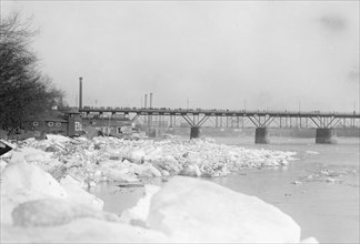 Potomac flood & ice, old aqueduct bridge, Georgetown, D.C. ca. between 1909 and 1940