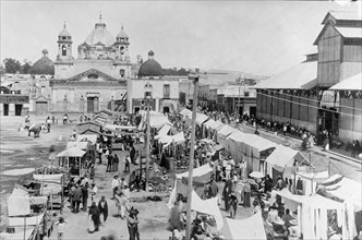Customers at a street market in Mexico City ca. between 1909 and 1920