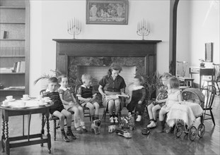 Children listening to a story ca. between 1909 and 1940