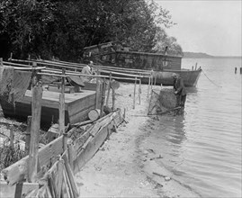 Men shad fishing on the Potomac ca. between 1909 and 1932