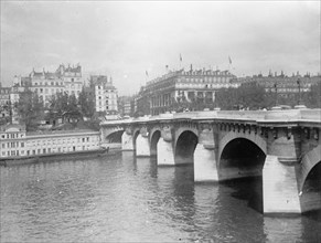 One of the 28 bridges over the Seine in Paris ca. between 1909 and 1919