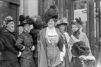 Mrs. John Hayes Hammond and a group of women ca. between 1909 and 1919