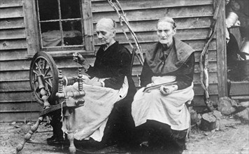 Typical elderly women of the southern mountain section (Appalachia?) ca. between 1909 and 1920
