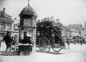 Typical Parisian street corner with kiosk (Paris) ca. between 1909 and 1919