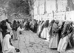 Jerusalem, Jewish men and women at the Wailing Wall on Friday ca. between 1909 and 1919
