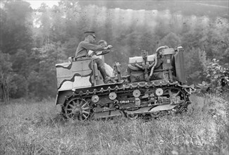 Artillery tractor, Secretary of War Baker ca.  1918