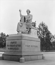 George Washington statue ca.  between 1918 and 1920
