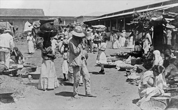 El Salvador, Customers at a market place in Santa Tecla ca. 1909