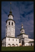 Church of St. Nicholas Gostunskii (Gostinnyi) (1680s, 1720s), with bell tower (1720s), northwest view, Velikii Ustiug, Russia 1996.