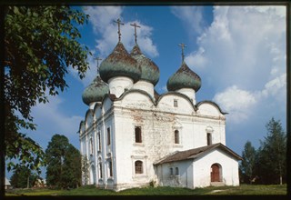 Church of the Resurrection (1690s), southwest view, Kargopol', Russia 1998.