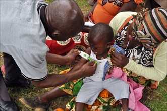 A child is assessed for malnutrition during a breastfeeding women's group meeting at the Rukiga District IV Hospital (Uganda) ca. 13 March 2018
