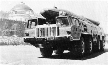 Vehicle-mounted Soviet Scaleboard surface-to-surface missile