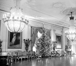 Christmas tree in East Room of White House. Washington