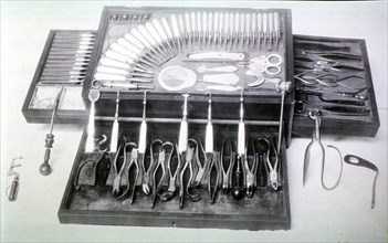 Dental case displaying instruments