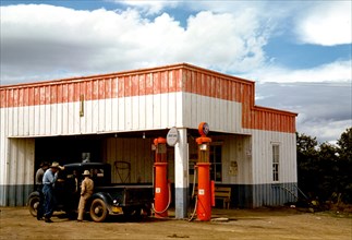 Filling station and garage at Pie Town