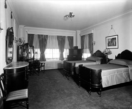 Mayflower Hotel bedroom