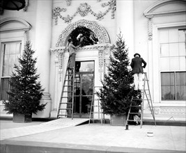 White House takes on Christmas dress. Washington