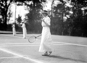 Woman playing tennis at a tournament in 1913