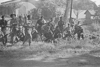 Posed photo of a group of KNIL soldiers with weapons in attack; Date 1946; Location Batavia, Indonesia, Jakarta, Dutch East Indies
