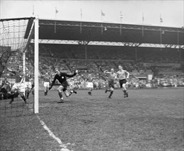 Historical Soccer- Netherlands vs. Switzerland 6-2 final score - Wilkes makes a goal for a 2-1 lead (September 21, 1947)