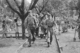 Soldiers carry a wreath; Date May 4, 1947; Location Indonesia, Dutch East Indies, Padang, Sumatra