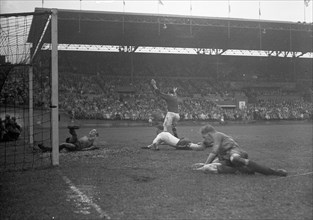 Historical Soccer Photos - September 21, 1947 - Netherlands - Switzerland 6-2 - After a goal, Switzerland ties up the score of the match, 1-1.