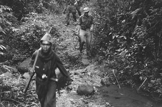 in Soebang a number of Indonesians volunteered to join the Ned. troops and are now being trained. Patrolling is also part of their education; Date November 12, 1947; Location Indonesia, Dutch East Ind...