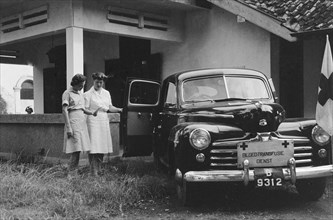 Princess Margriet Hospital in Batavia. Two women at a Blood transfusion service car; Date February 9, 1949; Location Batavia, Indonesia, Jakarta, Dutch East Indies