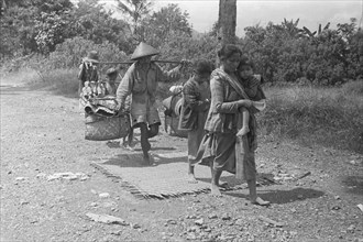 Fleeing Indonesians (refugees) near Dajeuhkolot is located directly south of Bandung Indonesia ca. 1947