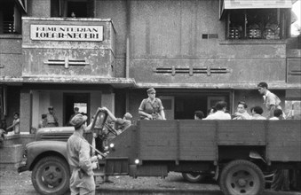 Prisoners (Republican officials) taken away by soldiers and Military Police. On the building the sign 'Kementerian Loear-Negeri' [Ministry of Foreign Affairs]; Date July 20, 1947; Location Batavia, In...