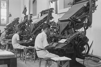 Setters. Printing of the magazine Saudara Seperdjoeangan - Indonesia, Dutch East Indies ca. 1947
