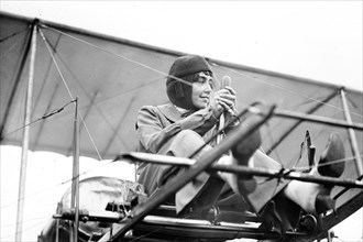 Photo shows Helene Dutrieu (1877-1961), Belgian aviator, cyclist, hospital director and journalist ca. 1911