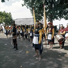 Men in traditional costume in Yogyakarta; Date August 31, 1971 Location Indonesia, Yogyakarta