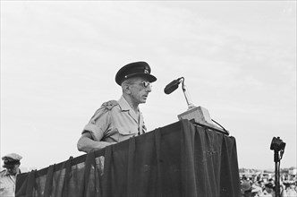 Colonel P.J. den Broeckert, head of Military Aviation, gives a speech; Date April 29, 1947 Location Batavia, Indonesia, Jakarta, Dutch East Indies, Tjililitan
